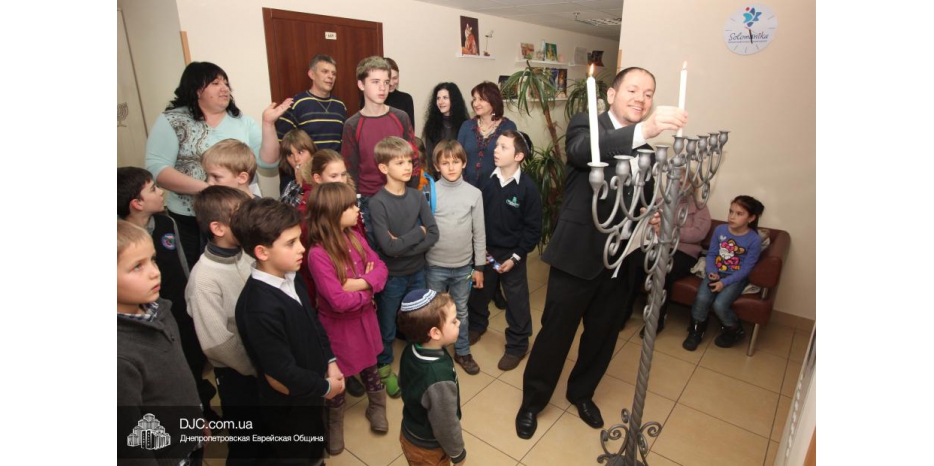 Первую Ханукальную свечу в «Solomonika-Kids» зажег Йони Лейфер