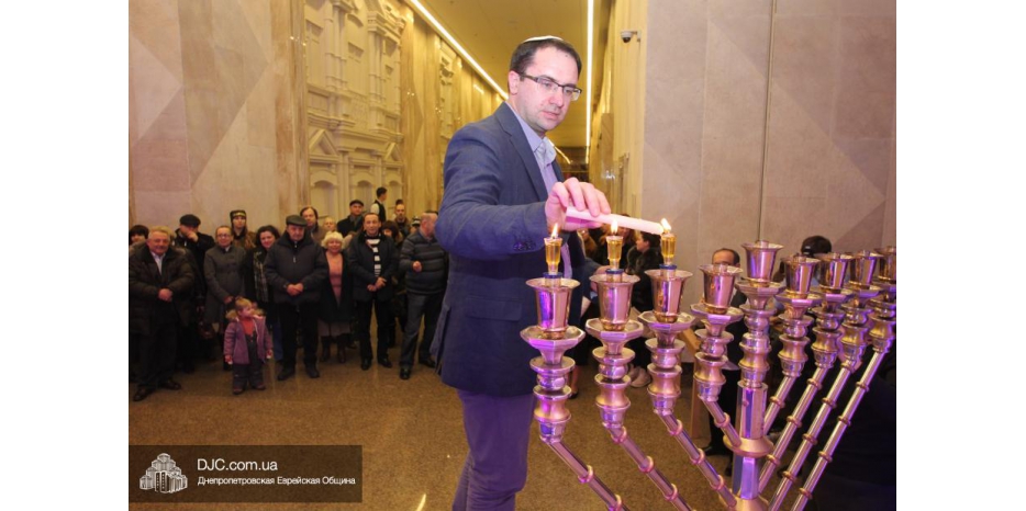 Третья свеча Хануки зажжена в «Меноре»