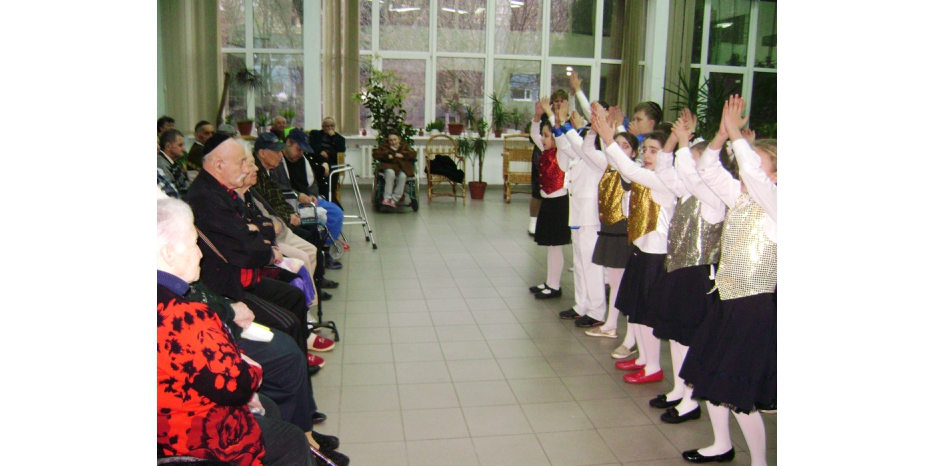 Еврейская школа поздравила «Бейт Барух» с Ханукой