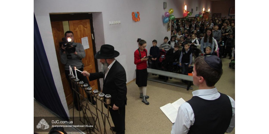 Третья свеча Хануки: церемония зажжения Ханукии в еврейской школе
