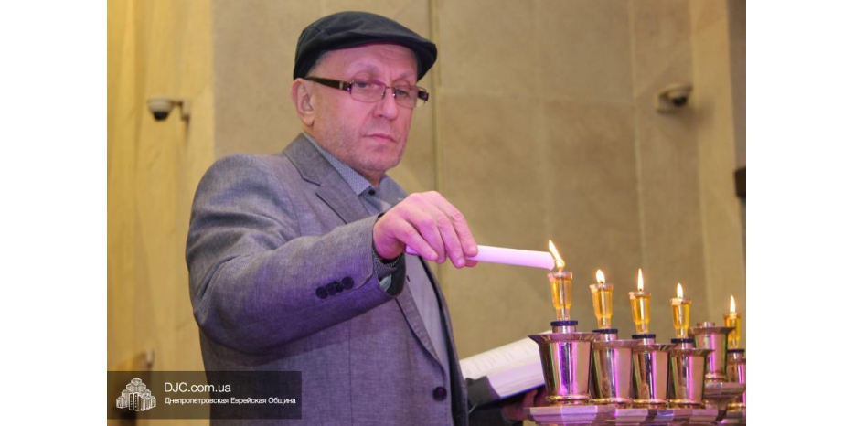 Шестую свечу Хануки в «Меноре» зажег директор ОЕОУ Михаил Ткач