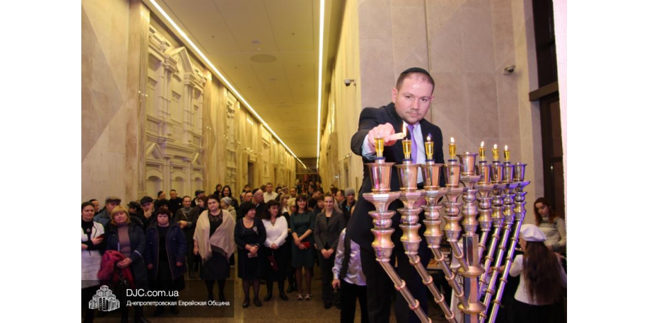 Седьмую свечу Хануки в «Меноре» зажег председатель правления «Джойнт» в Восточной Украине Йонатан Лейфер