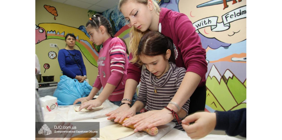 Еврейские дети подарили защитникам Украины ханукальные пончики и патриотические сувениры