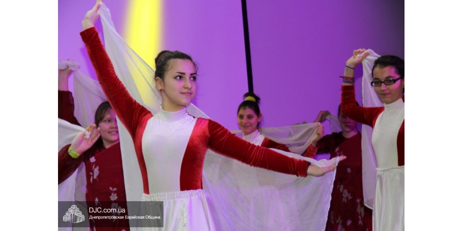 Махон показал большое пуримское представление в зале «Синай»