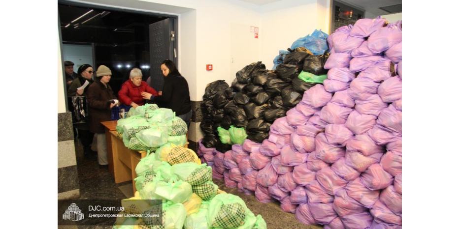 Началась выдача подарков для пожилых членов общины к празднику Пурим