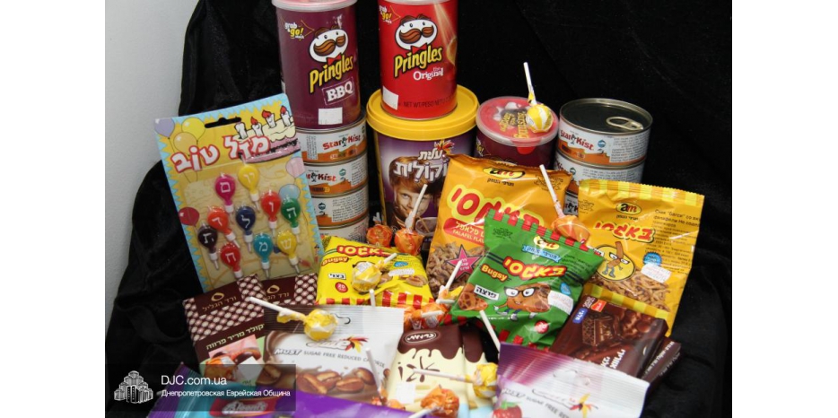 Магазин «Иудаика» к празднику Пурим подарил пансиону для мальчиков лакомства