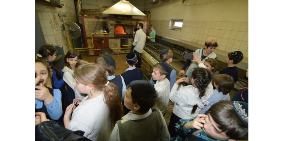 Ученики еврейской школы посетили мацепекарню накануне Песаха