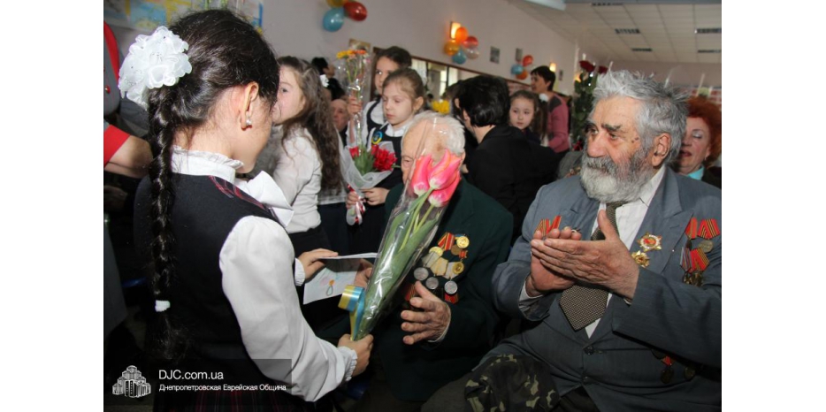 Ко Дню Победы в еврейской школе организовали большой праздник для ветеранов