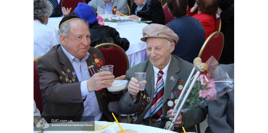 Праздничное гуляние для ветеранов в центре «Менора»