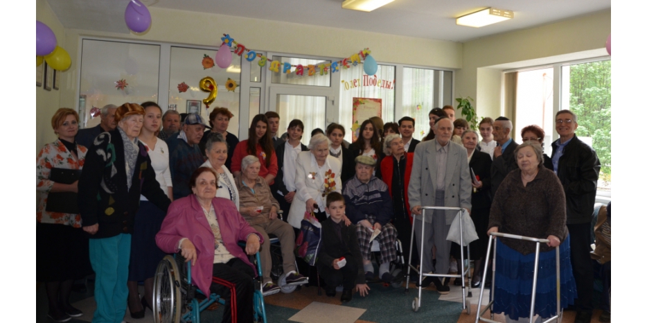 Лидерская группа «Хавая» поздравила жильцов «Бейт Баруха» с Днем Победы