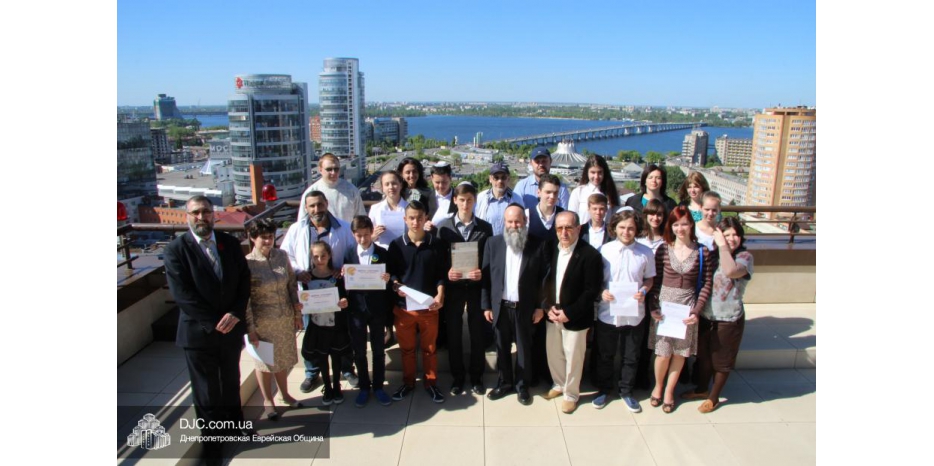 Раввин наградил отличившихся учеников школы и активистов еврейского образования