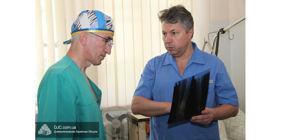Братское сотрудничество еврейских общин: профессор Роман Гайда помогает днепропетровским медикам спасать украинских героев