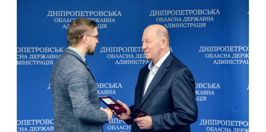 На церемонии в ДнепрОГА Анатолию Плескачевскому была вручена награда