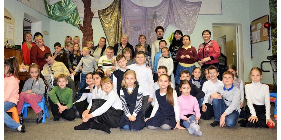 Ученики еврейской школы подарили детям ОРЦ «Маале» ханукальную сказку