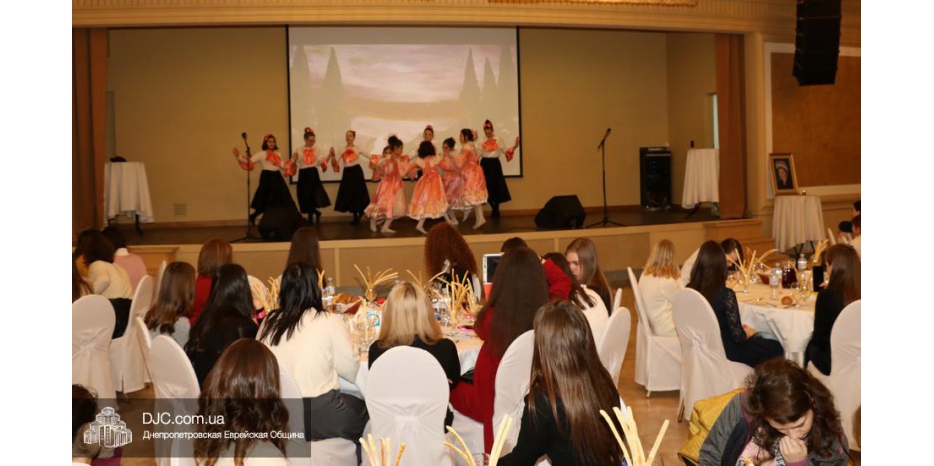 Грандиозный ежегодный банкет для старшеклассниц и студенток