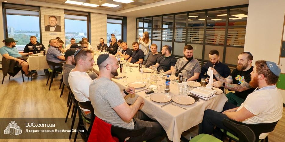 В «Menorah Community» молодые люди постигали премудрости счета Омера