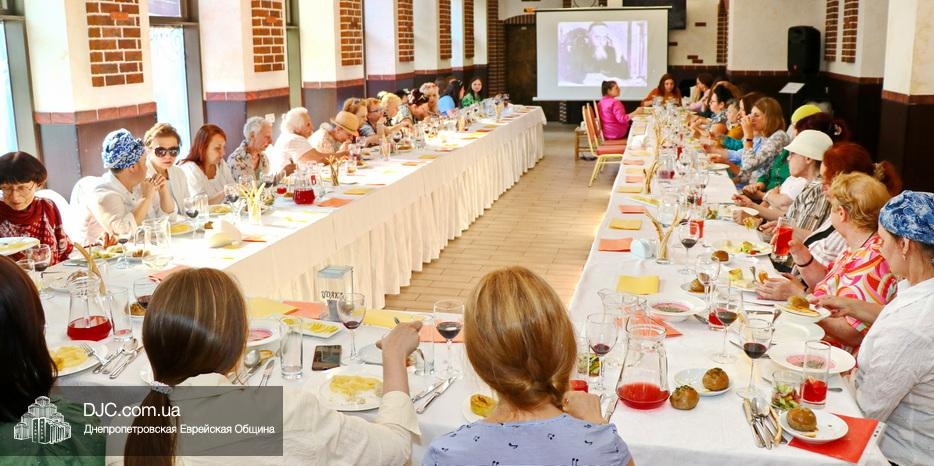 Женщины в Днепре отметили фарбренгеном 12-13 Тамуза