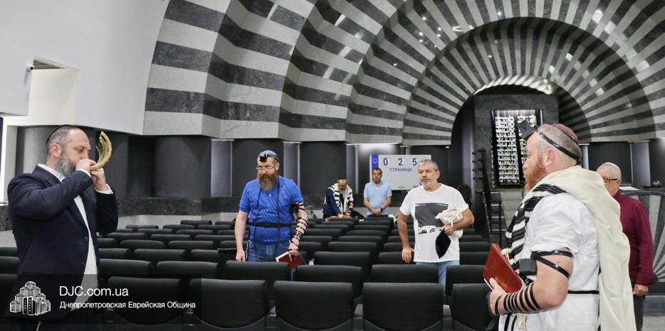 Ежедневная церемония трубления в шофар в синагоге «Золотая Роза»