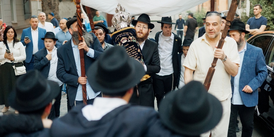 Церемония завершения Свитка Торы для «Бейт ХаБаД Леви-Ицхак»: другой взгляд