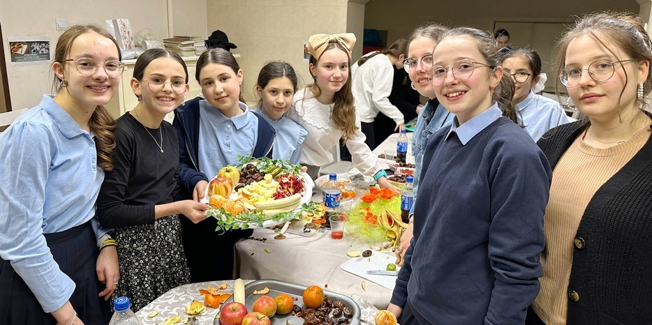 Участницы «Шура Ришона» отметили фарбренгеном Ту Би Шват в пансионе