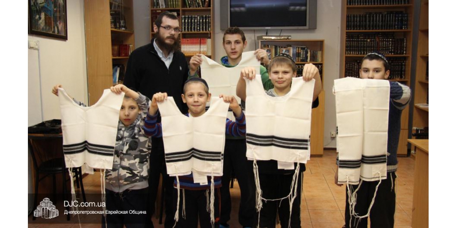 Ханукальные подарки для воспитанников пансиона «Байт леБаним» от магазина «Иудаика»