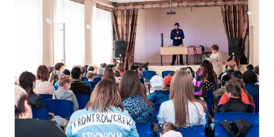 В еврейской школе искали украденный Свиток Эстер