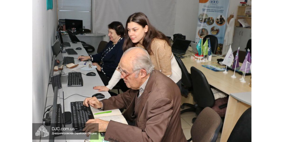 Выпускница еврейской школы ведет компьютерные курсы для пожилых людей