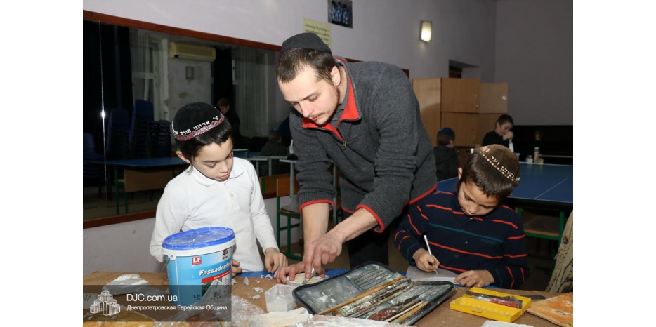 В младшей иешиве создают барельефы