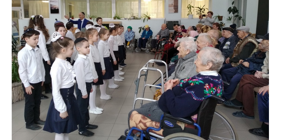 Концерт школы в Доме для пожилых