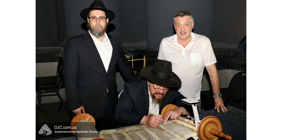 Свиток Торы был отреставрирован в честь родителей Элиши Барама и Боруха Винера