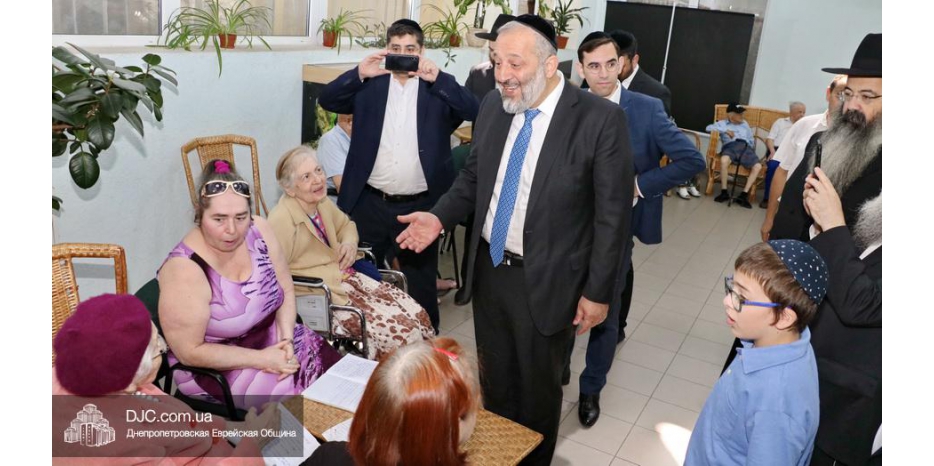 Министр внутренних дел Израиля Арье Дери посетил Дом для пожилых людей «Бейт Барух»