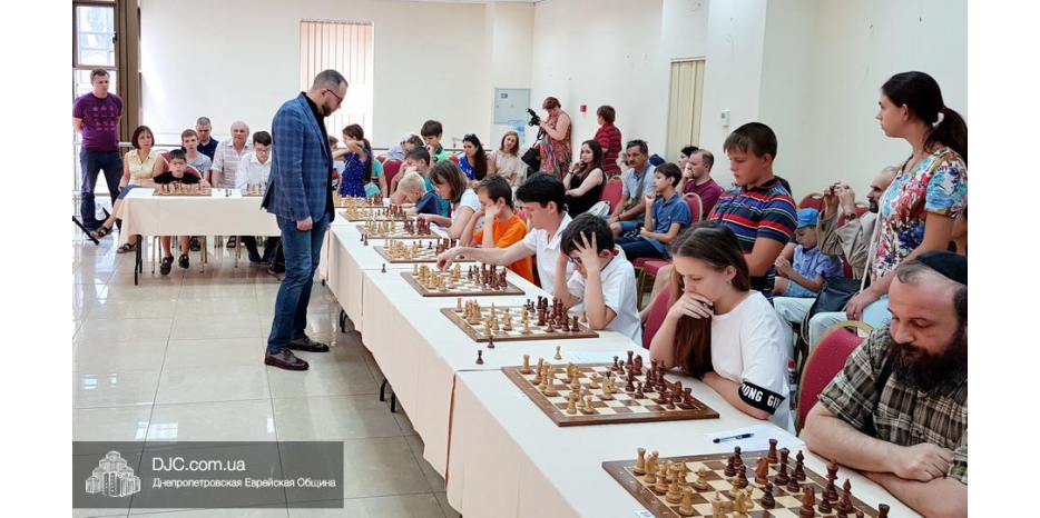 В «Меноре» прошла шахматная лекция и сеанс одновременной игры
