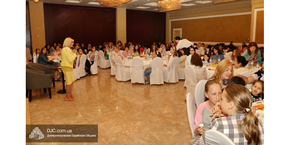 Миссис Цивия Джейкобсон рассказала на женской встрече о своих встречах с Ребе и его семьей