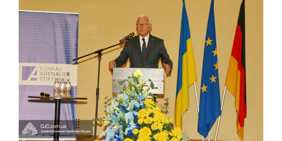 В «Меноре» с большой политической речью выступил бывший глава Европарламента и Фонда Аденауэра Ханс-Герт Пьоттеринг