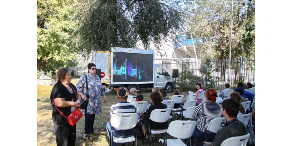 На открытие сезона в программе BB/BS приехала модерная кинопередвижка