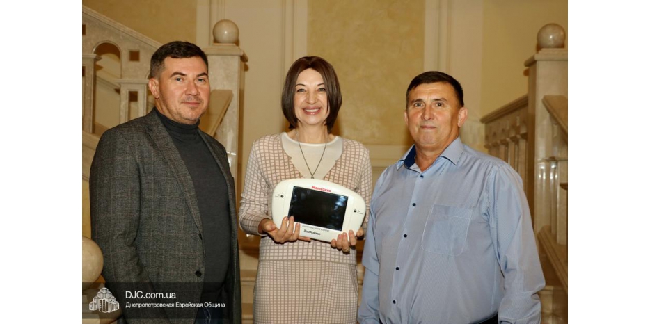 Начинать Новый Год с добрых дел: член Попечительского Совета общины презентовала Днепру новый аппарат маммологического скрининга