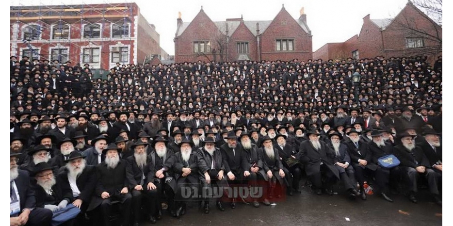 «Кинус Шлухим 5780». Групповое фото на фоне 770