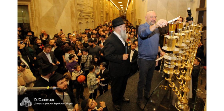 Вторую свечу Хануки в «Меноре» зажег Президент общины Цви Гирш Боголюбов