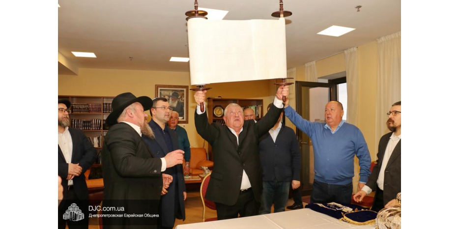 Перед самой Ханукой общине подарили новый Свиток Торы