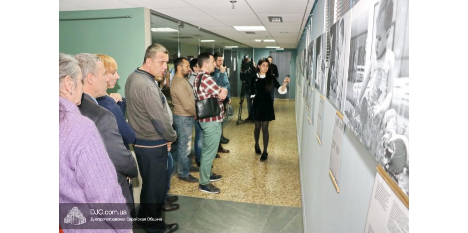 «Четыре года оккупации»: открытие фотовыставки «Взрослое крымское детство»