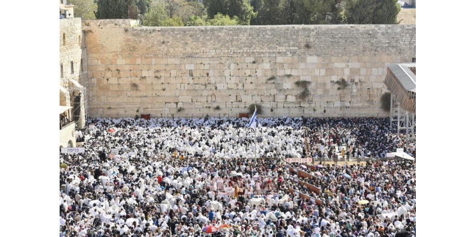 Коэны благословили еврейский народ у Котеля