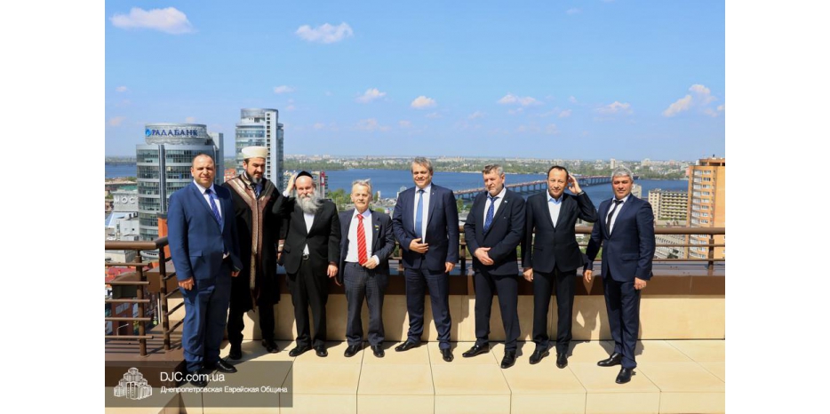 Делегация руководителей крымскотатарского народа посетила еврейскую общину Днепра