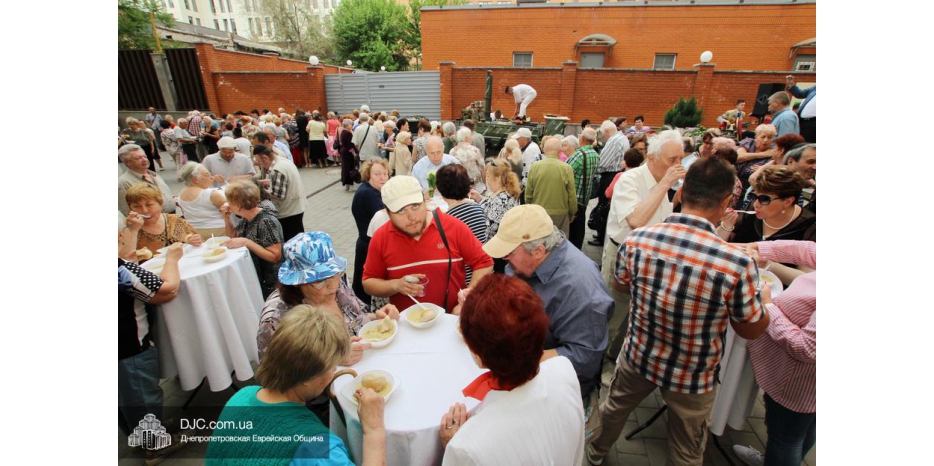 День Победы: полевая кухня и праздник для ветеранов в «Меноре»
