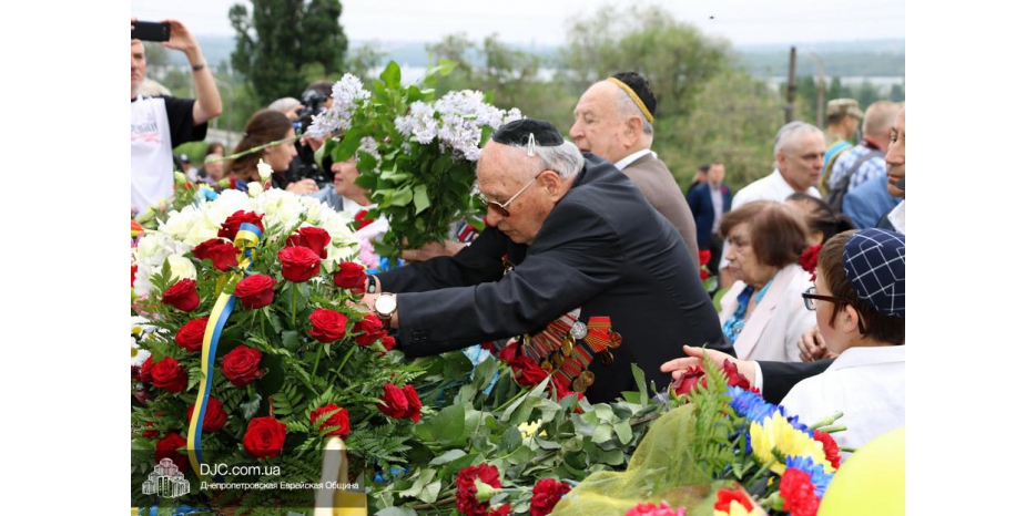 День Победы: возложение цветов к монументу Славы