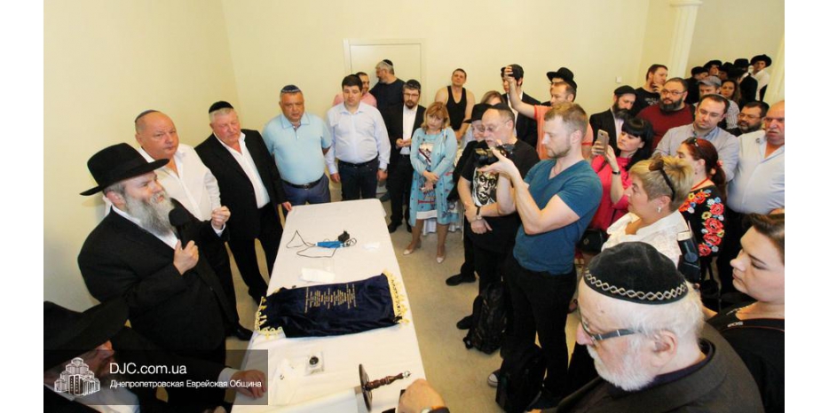 Накануне Шавуот общине подарили новый Свиток Торы