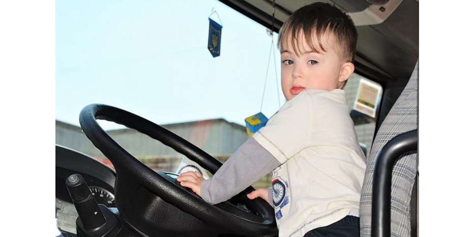 Радость для детей «Маале» - большая красная машина и брандспойт