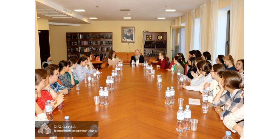 Ученицы израильской школы «Бейт Ривка» начали путешествие по Украине с посещения Днепра