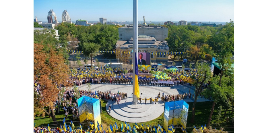 День флага в Днепре: в первый раз с участием Президента и двумя национальными рекордами