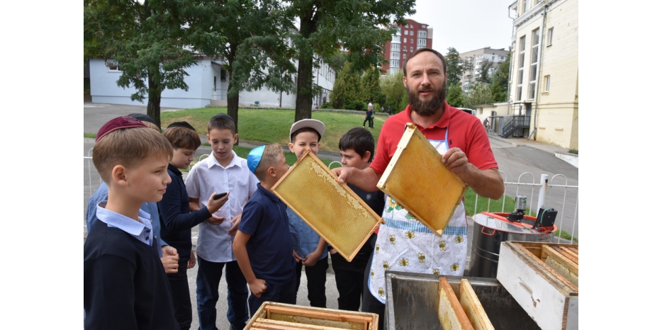 К Рош А Шана в школе готовились тщательно – с пчелами и халами