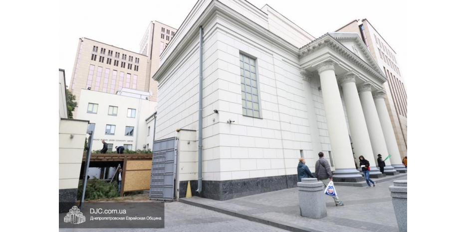 В Днепре начали строить шалаши к празднику Суккот